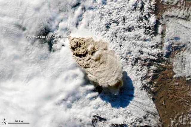 Aqua Satellite image of ash cloud being spewed from fissue in Chile’s Puyehue-Cordón Caulle Volcanic Range, June 7, 2011/NASA Earth Observatory, earthobservatory.nasa.gov